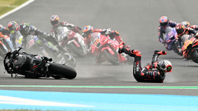 El piloto italiano de Aprilia Racing, Marco Bezzecchi, se cae de su moto al inicio de la carrera del Gran Premio de Argentina de MotoGP.