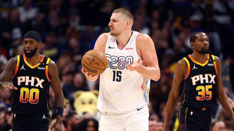 Nikola Jokic, de los Denver Nuggets, reacciona durante el partido contra los Phoenix Suns.