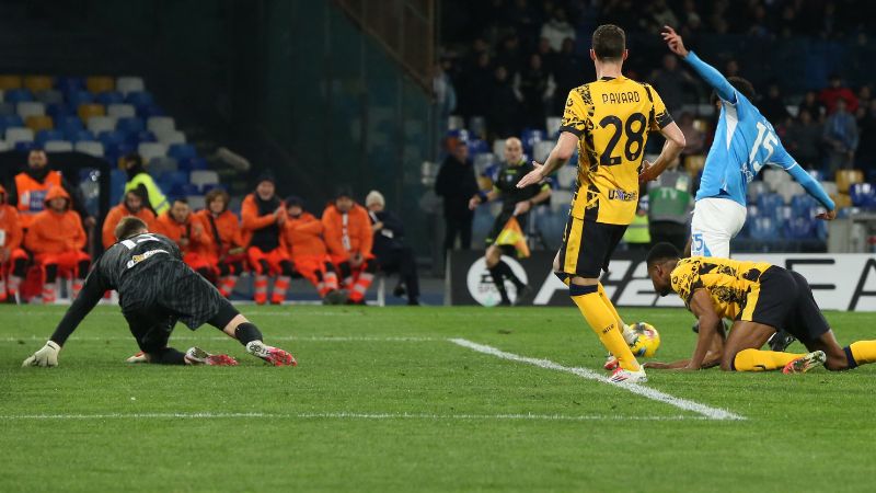 El centrocampista del Nápoles, Philip Billing, dispara para anotar el gol de su equipo frente al Inter de Milán.