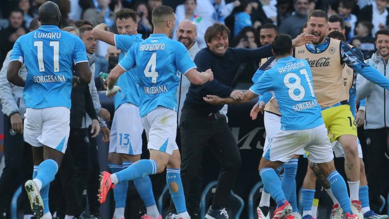 El delantero italiano del Napoli, Giacomo Raspadori, celebra el segundo gol de su equipo frente a la Fiorentina.