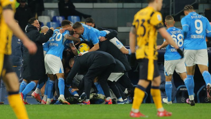 Los jugadores del Nápoles celebran después de que el mediocampista Philip Billing anotó el gol frente al Inter de Milán.