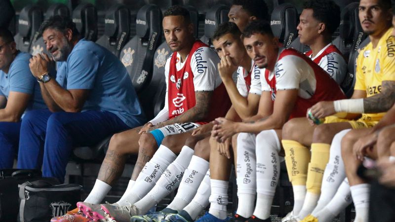 El delantero del Santos, Neymar mira el partido de semifinal del Campeonato Paulista A1 frente al Corinthians.