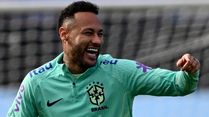 Neymar vuelve a sonreír después de conocer su llamado a la selección de Brasil.