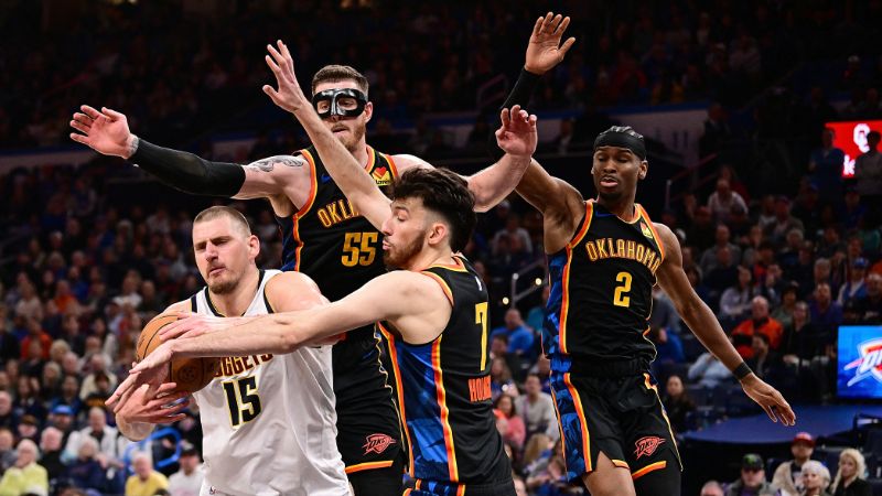 Nikola Jokic, de los Denver Nuggets, maneja el balón frente a Chet Holmgren, Isaiah Hartenstein y Shai Gilgeous-Alexander de los Oklahoma City Thunder.