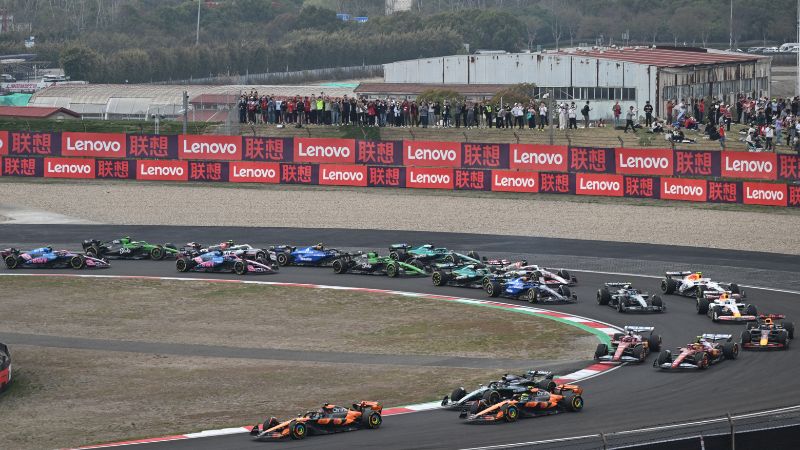 El piloto australiano de McLaren, Oscar Piastri, lidera el Gran Premio de China de Fórmula 1 en el Circuito Internacional de Shanghái.