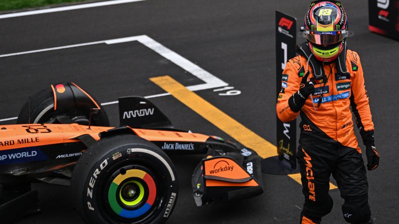 El piloto australiano de McLaren, Oscar Piastri, celebra su victoria en el Gran Premio de China de Fórmula 1 en el Circuito Internacional de Shanghái.