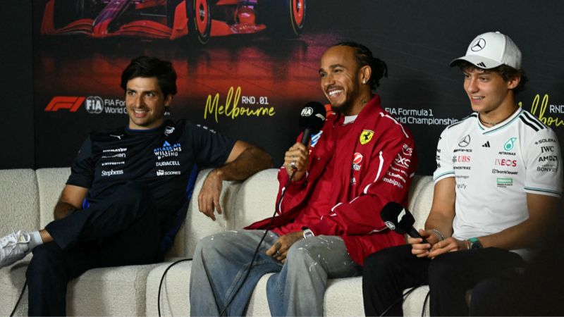 El piloto español de Williams, Carlos Sainz; el británico de Ferrari, Lewis Hamilton; y el italiano de Mercedes, Andrea Kimi Antonelli, asisten a una rueda de prensa.