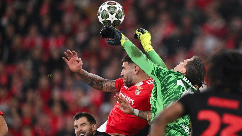 El portero polaco del Barcelona, Wojciech Szczesny, aleja el balón de puños en una de las acciones del partido contra el Benfica.