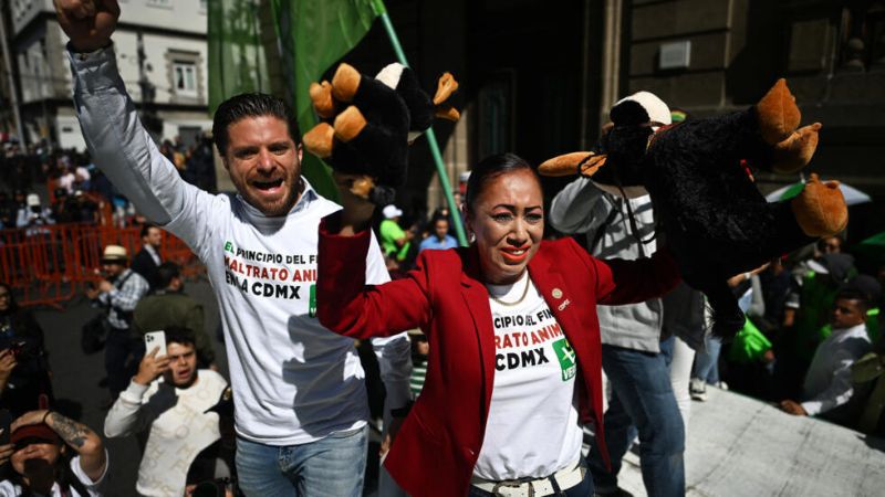 Las protestas no se hicieron esperar a favor y en contra a la medida adoptada en Ciudad de México contra las corridas de toros.