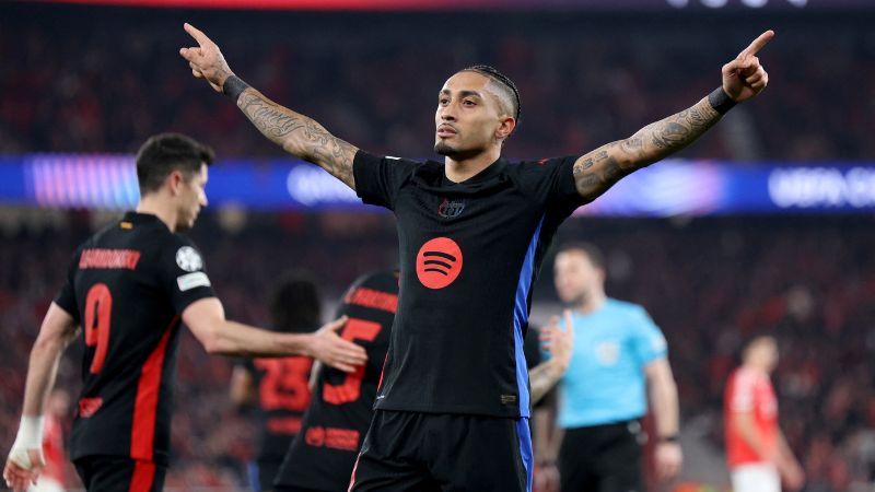 El delantero brasileño del Barcelona, ​​Raphinha, celebra el gol que le dio el triunfo a su equipo frente al Benfica.