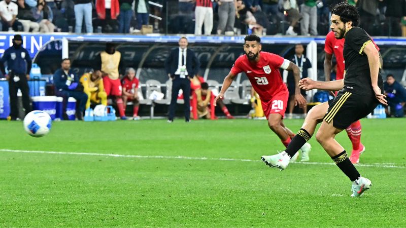 El delantero mexicano, Raúl Jiménez, anotó el segundo gol de su equipo de penalti frente a Panamá.