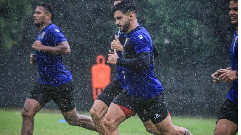 Pese a la falta de pago, los jugadores españolistas no dejan de entrenar.