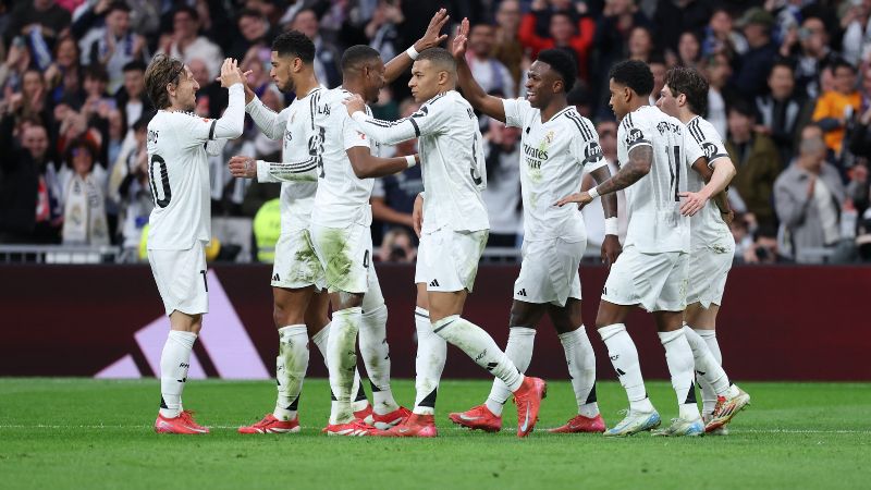 El delantero brasileño del Real Madrid, Vinicius Junior, celebra el segundo gol de su equipo frente al Rayo Vallecano.