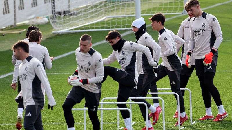 Los jugadores del Real Madrid asisten a la sesión de entrenamiento en vísperas del partido de vuelta de los octavos de final de la UEFA Champions League contra el Atlético de Madrid.