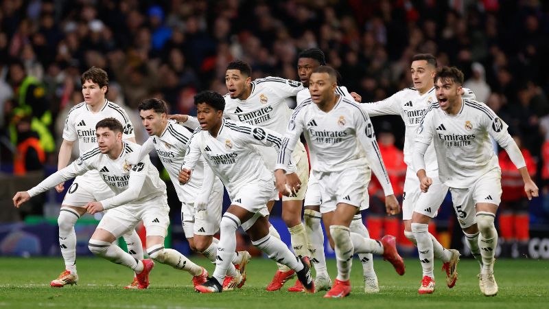 Los jugadores del Real Madrid celebran la victoria en la tanda de penaltis sobre el Atlético de Madrid.