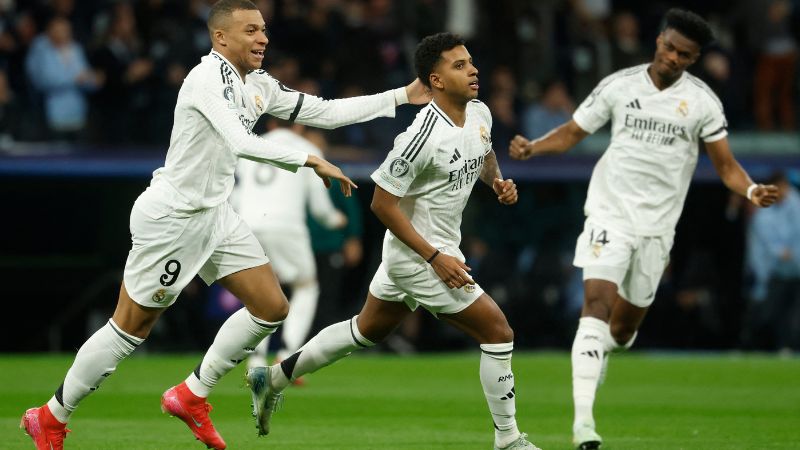 El delantero brasileño del Real Madrid Rodrygo celebra junto a sus compañeros Kylian Mbappe y Aurelien Tchouameni, el primer gol frente al Atlético de Madrid.