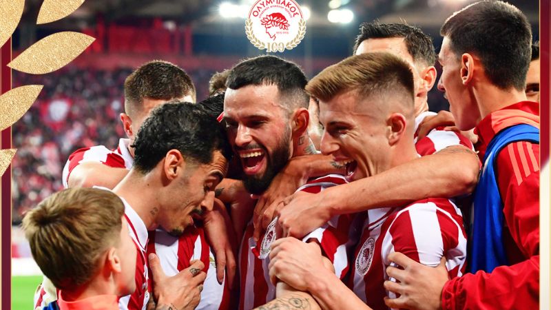 Los jugadores del Olympiacos celebran el gol anotado por Rodinei.