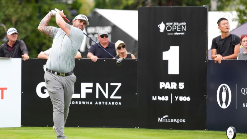 Ryan Peake realizando un tiro durante la tercera ronda del Abierto de Nueva Zelanda en Millbrook Resort en Queenstown el 1 de marzo de 2025.