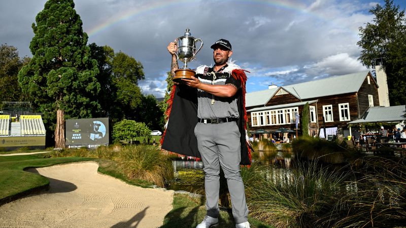 En la foto de archivo, el australiano Ryan Peake posando con el trofeo después de ganar el torneo de golf New Zealand Open en Millbrook Resort en Queenstown.