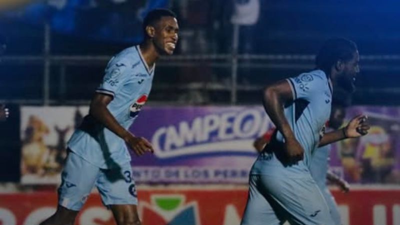 Giancarlo Sacaza y Christopher Meléndez regresan a su posición luego de irse al ataque en una de las llegadas motagüeneses a marco tocoeño.