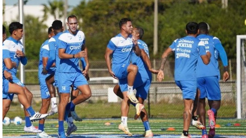 Los seleccionados hondureños entrenaron en la mañana del miércoles en Miami y por la tarde se trasladaron a Hamilton, Bermudas.