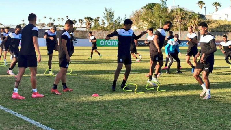 Los seleccionados hondureños realizaron el reconocimiento del estadio donde enfrentarán este viernes a Bermudas.