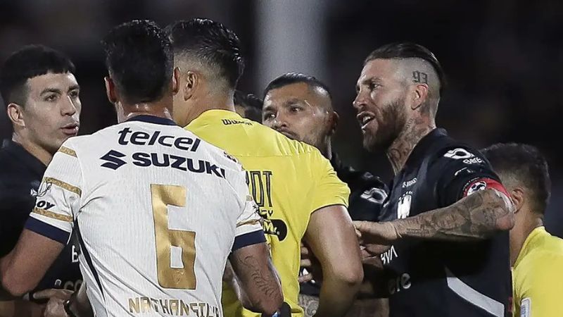 A Sergio Ramos le están lloviendo las críticas por la forma cómo fue expulsado en el partido contra Pumas.