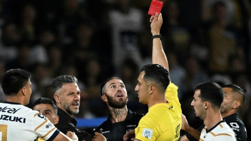 El español Sergio Ramos vio su primera tarjeta roja en el fútbol mexicano con la camisa del Monterrey.