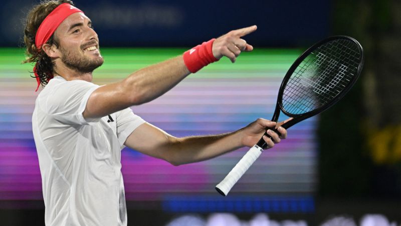 El griego Stefanos Tsitsipas celebra después de ganar el partido final del ATP Dubai Duty Free Tennis Championship contra el canadiense Felix Auger Aliassime en Dubai.