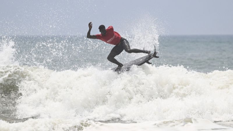 El senegalés Sherif Fall compite durante el Africa Surf Tour 2025 en la playa de Assinie.