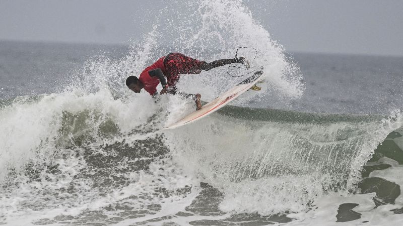 El marfileño Souleymane Sidibé compite en el Africa Surf Tour 2025 en la playa de Assinie.