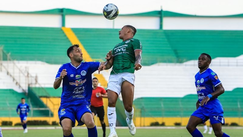 Iván López, de Marathón, salta por el balón con el defensa de Victoria, Fabricio Silva.