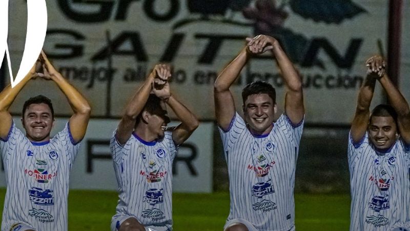 El delantero de Victoria, Yair Delgadillo, celebra con sus compañeros el triunfo sobre Potros de Olancho FC.