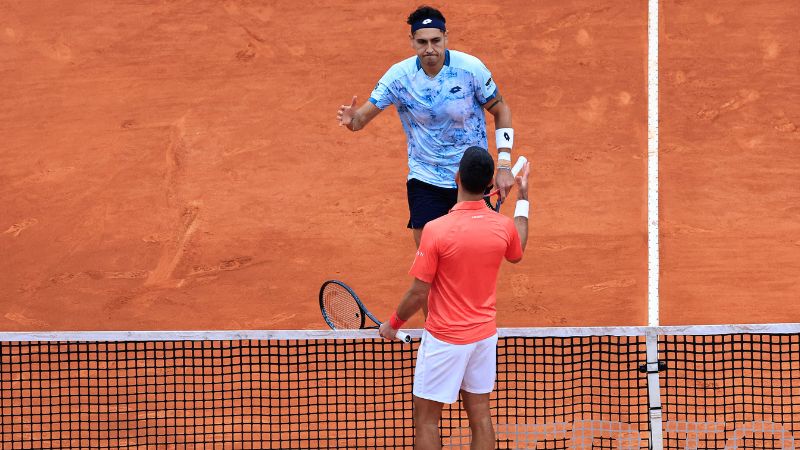 El chileno Alejandro Tabilo estrecha la mano del serbio Novak Djokovic después de ganar el partido de dieciseisavos de final del torneo ATP Masters Series de Montecarlo.