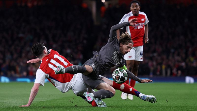 El centrocampista inglés del Arsenal, Declan Rice, lucha por el balón con el croata del Real Madrid, Luka Modric.
