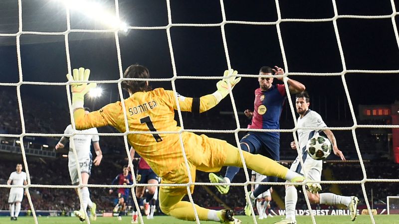 El delantero español del Barcelona, Ferran Torres, marca el segundo gol de su equipo frente al Inter de Milán.