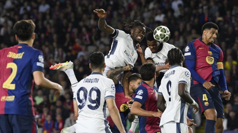 El defensa holandés del Inter de Milán, Denzel Dumfries, marca el tercer gol de su equipo frente al Barcelona.