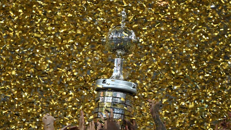 En la foto de archivo, jugadores del Fluminense celebran con el trofeo tras ganar la final de la Copa Libertadores frente al Boca Juniors de Argentina.