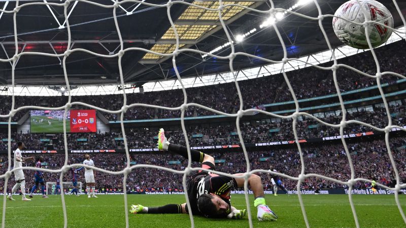 El portero argentino del Aston Villa, Emiliano Martínez, reacciona tras un disparo del centrocampista inglés del Crystal Palace, Eberechi Eze, que impacta en el fondo de su red.