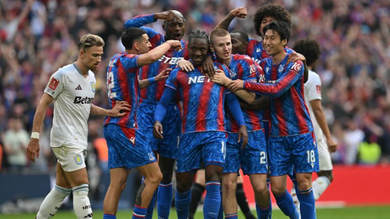 El centrocampista inglés del Crystal Palace, Eberechi Eze, celebra con sus compañeros tras anotar el primer gol de la semifinal de la Copa FA inglesa ante el Aton Villa.