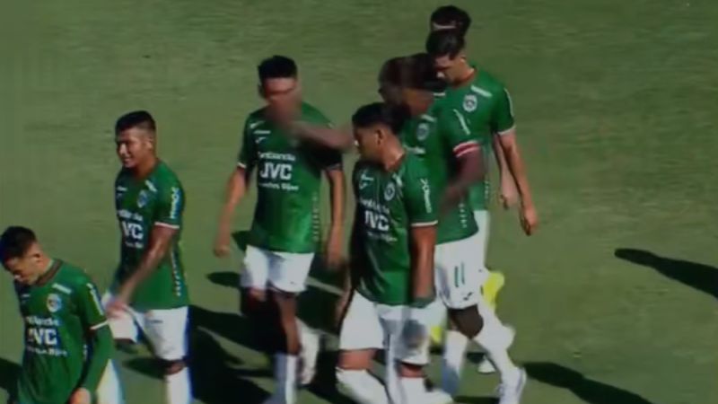 Este es el momento en que Juan Anangonó le da una "bofetada" a Alexy Vega al finalizar los primeros 45 minutos del partido ante Génesis Comayagua.
