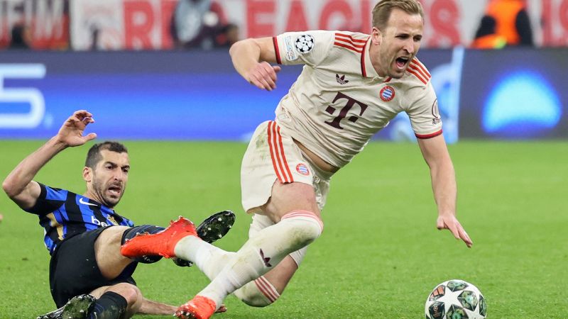 El delantero inglés del Bayern Múnich, Harry Kane, recibe una falta del centrocampista armenio del Inter de Milán, Henrikh Mkhitaryan.