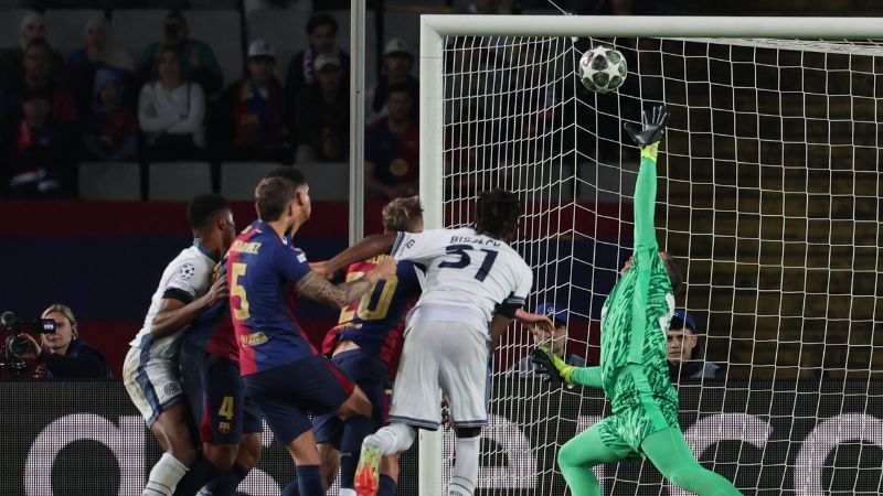 El defensa holandés del Inter de Milán, Denzel Dumfries, marca el tercer gol de su equipo frente al Barcelona.