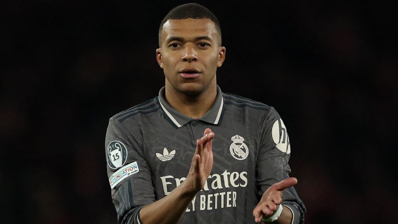 El francés Kylian Mbappé consiguió un embargo con carácter 