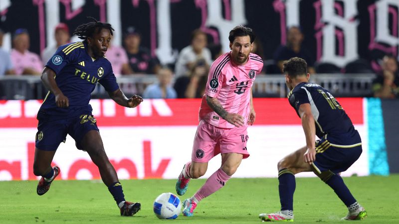 Lionel Messi del Inter Miami CF remata bajo presión de JC Ngando del Vancouver Whitecaps FC.