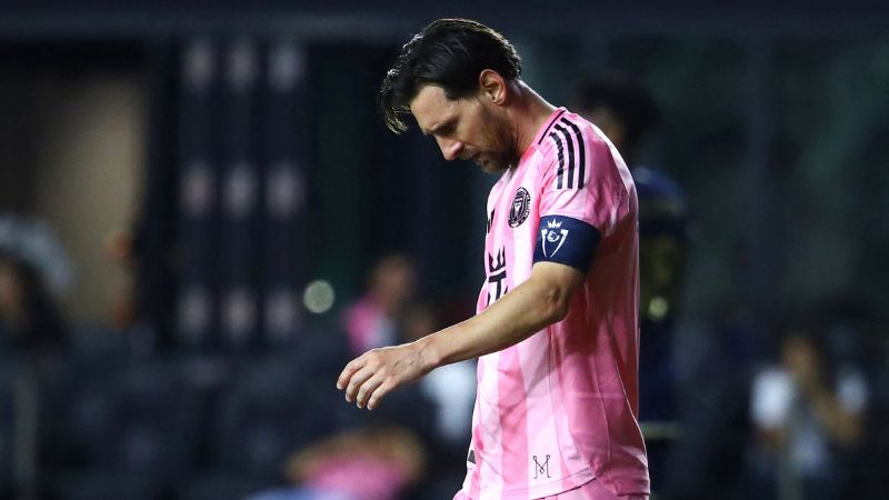 Lionel Messi camina cabizbajo al ser eliminado de la Concachampions.