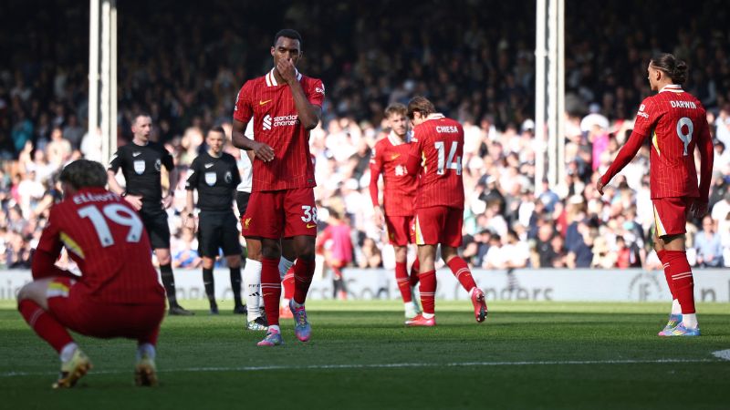 Los jugadores del Liverpool reaccionan a su derrota frente al Fulham.