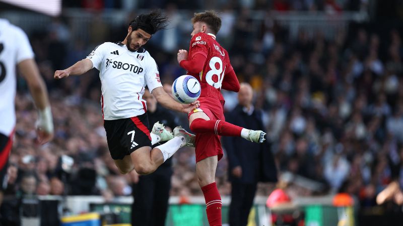 El delantero mexicano del Fulham, Raúl Jiménez, disputa el balón con el defensa norirlandés del Liverpool, Conor Bradley.