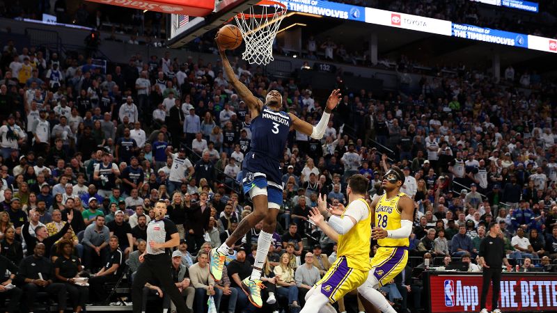 Jaden McDaniels de los Minnesota Timberwolves clava el balón contra Los Ángeles Lakers en el último cuarto del tercer partido de la primera ronda de los Playoffs.