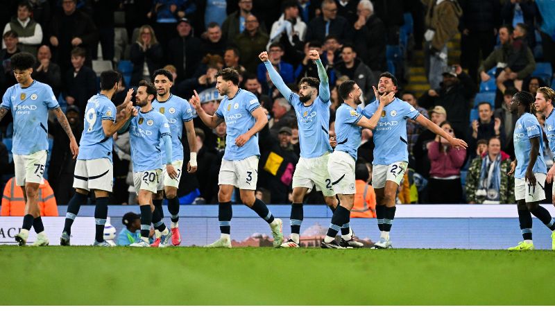 El centrocampista portugués del Manchester City Matheus Nunes, celebra con sus compañeros tras anotar el segundo gol frente al Aston Villa.